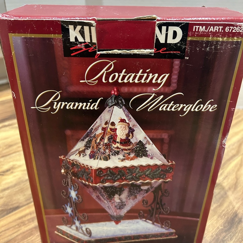 Kirkland Signature Rotating Pyramid Waterglobe with Red and Green Details - Picture 7 of 9